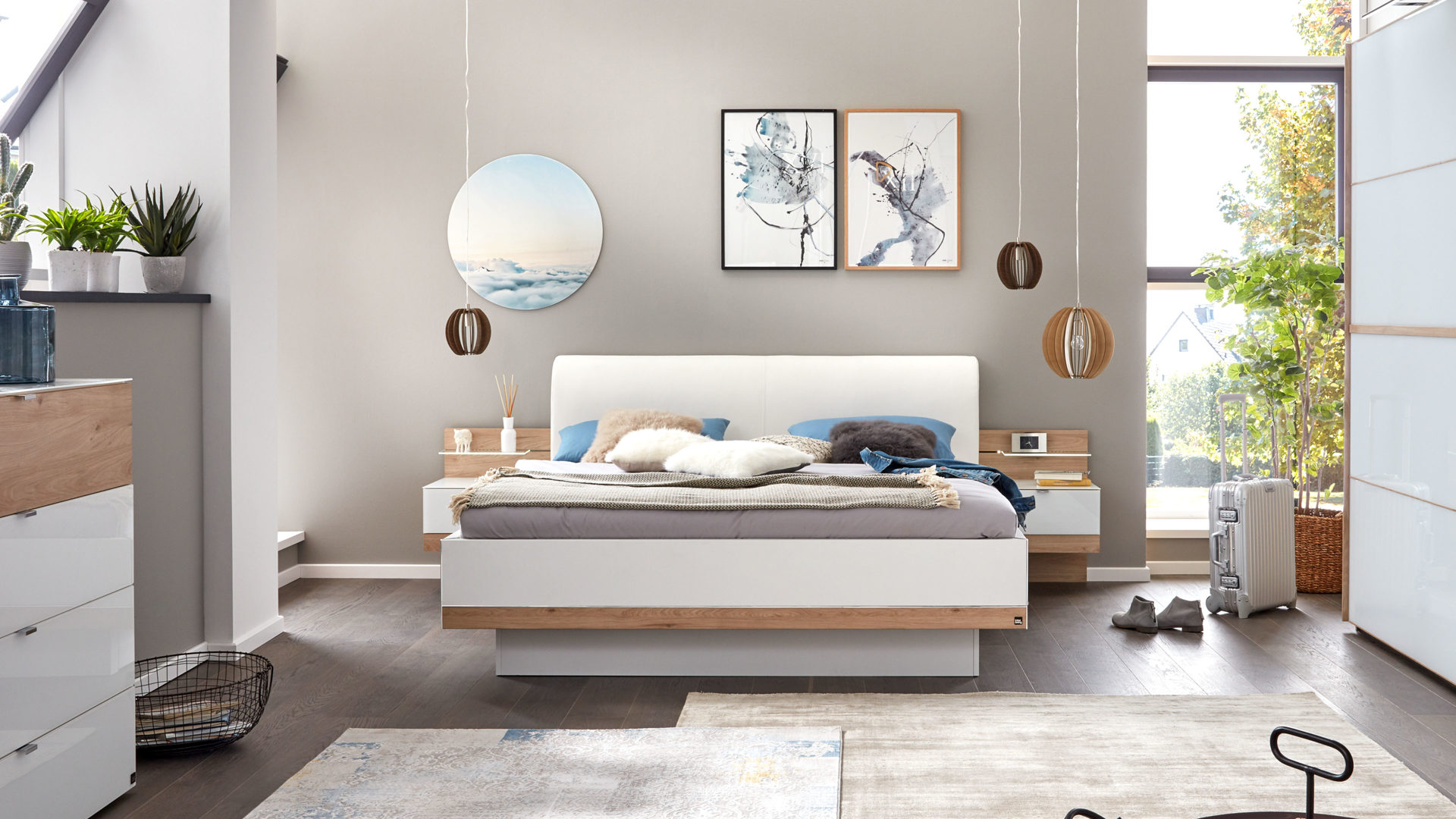 Interliving Schlafzimmer Serie 12 – Doppelbettgestell mit Nachtkonsolen,  polarweiße & Jackson eichefarbene Kunststoffoberfl