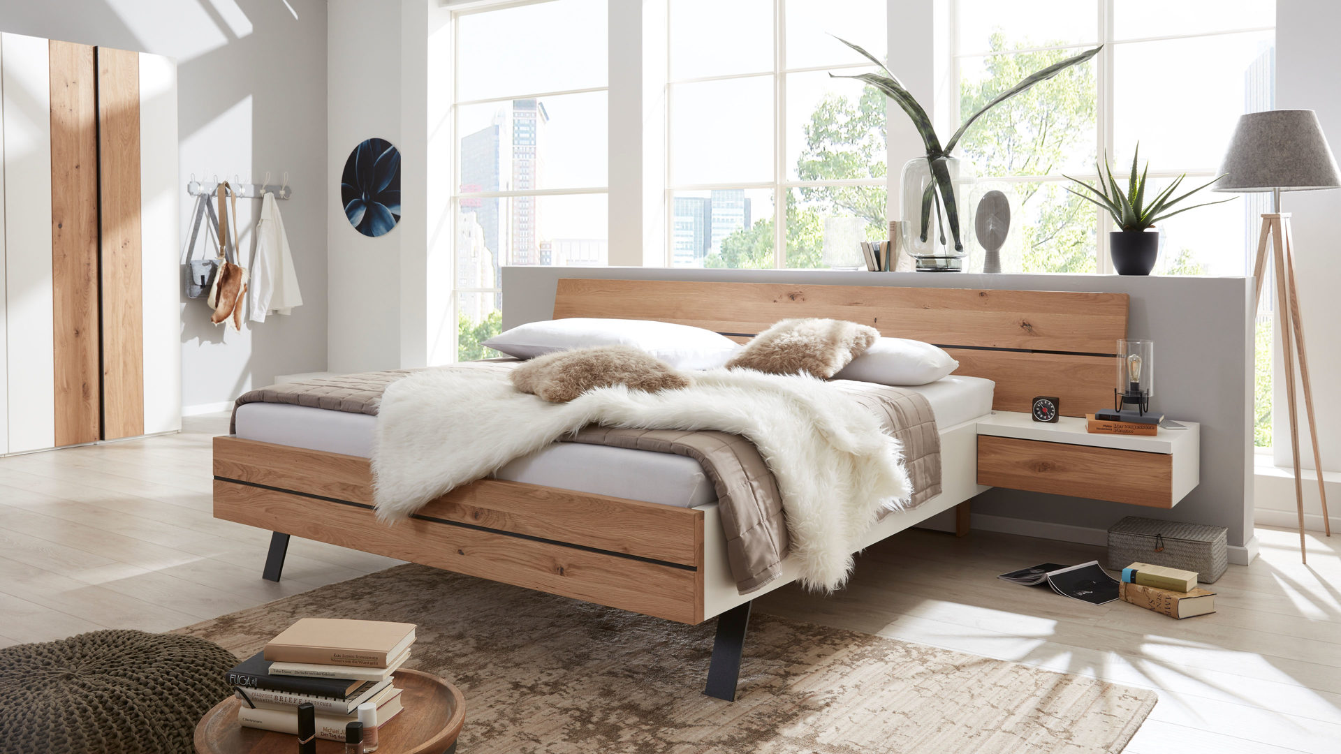 Interliving Schlafzimmer Serie 12 – Bettgestell mit Nachtkonsolen,  Wildeiche & weißer Mattlack – dreiteilig, Liegefläche