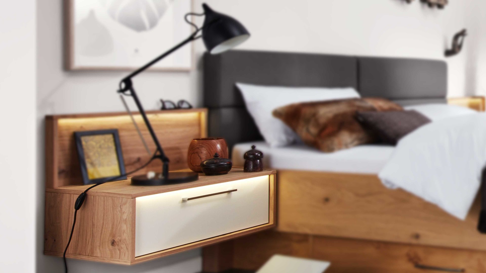 Interliving Schlafzimmer Serie 12 – Hängekonsole mit Beleuchtung,  sandfarbener Lack & Balkeneiche – Breite ca. 12 cm