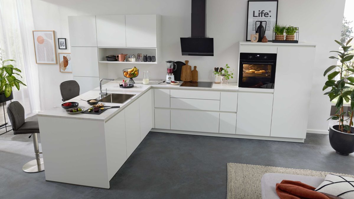 Einbauküche Interliving aus Holz in Weiß Interliving Küche Serie 3089 mit AEG-Einbaugeräten Weiß – Stellfläche ca. 220 x 480 cm