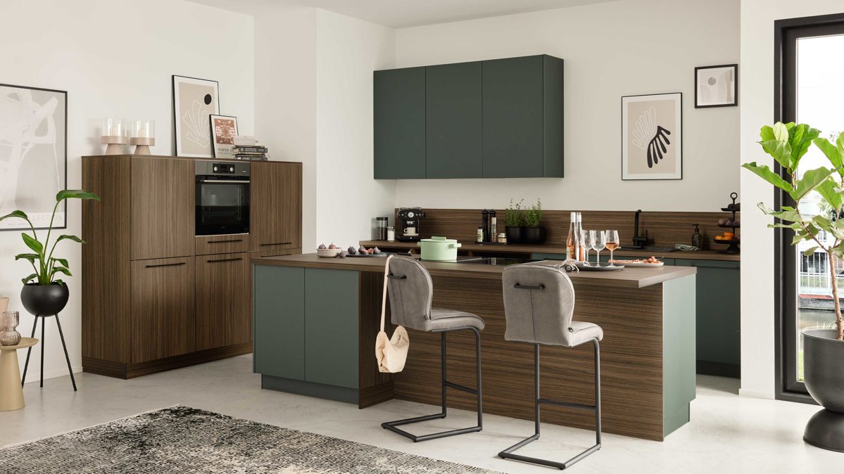 Einbauküche Interliving aus Holz in Dunkelgrün Interliving Küche Serie 3083 mit AEG Einbaugeräten Black Green & Nussbaum Kuba  - dreizeilig