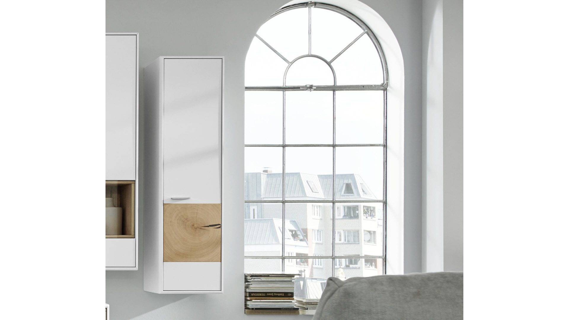 Hängeschrank Die hausmarke | il aus Holz in Holzfarben Interliving Wohnzimmer Serie 2102 – Hängeschrank helles Asteiche-Furnier & weißer Mattlack – eine Tür, Höhe ca. 145 cm