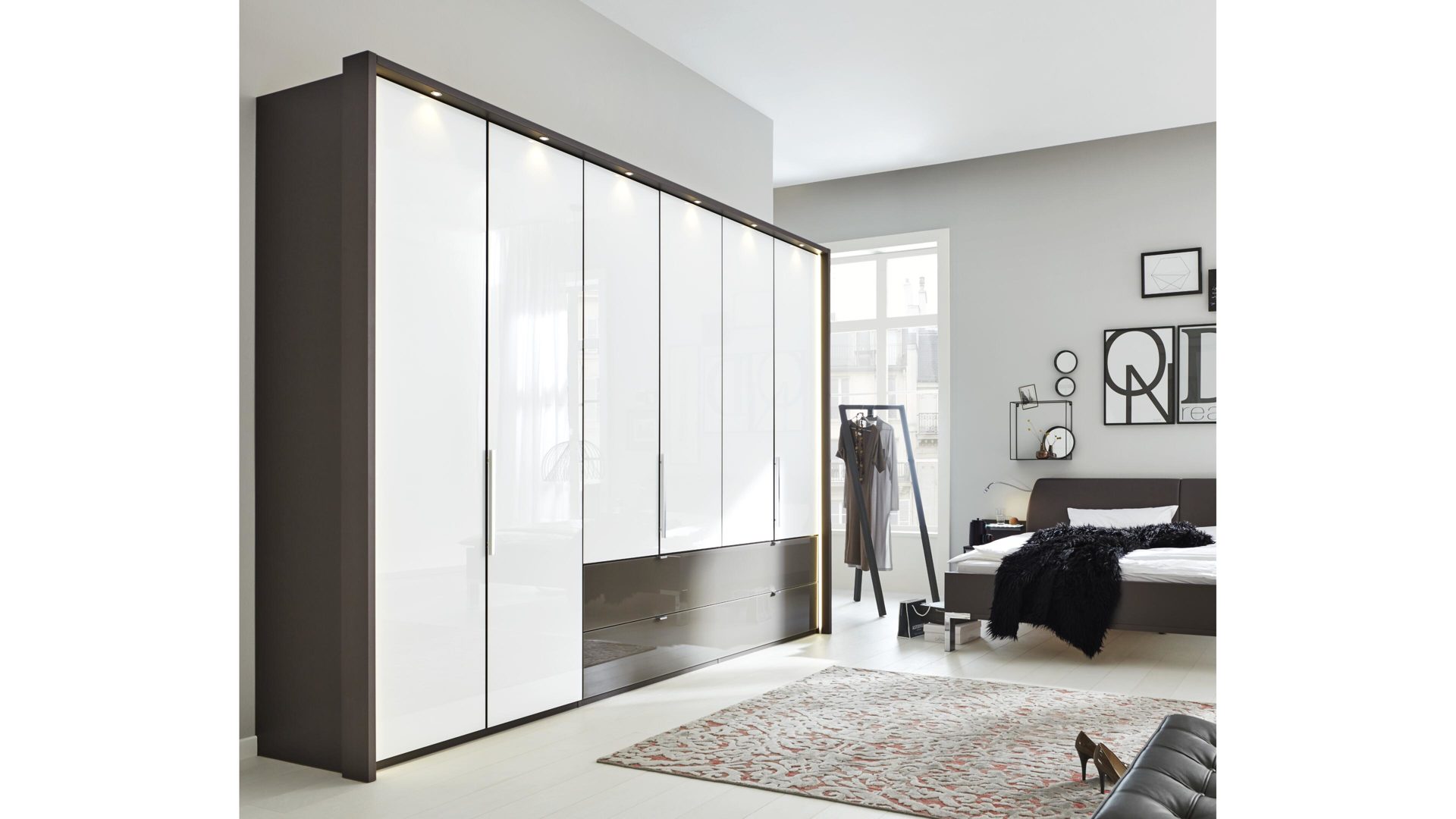 Kleiderschrank Wiemann oeseder | il aus Holz in Weiß Interliving Schlafzimmer Serie 1006 – Kleiderschrank alpinweiße & havannafarbene Kunststoffoberflächen – sechs Türen