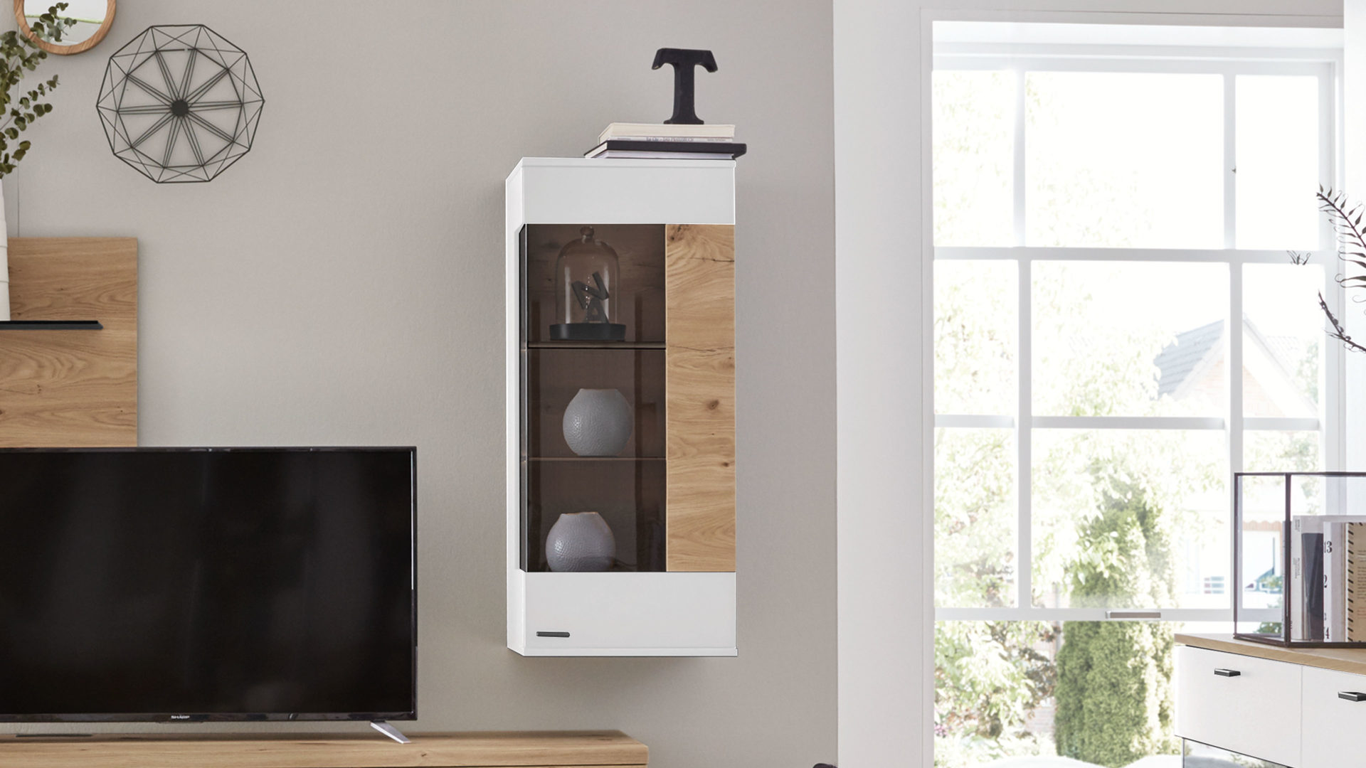 Interliving Wohnzimmer Serie 15 – Hängevitrine, weiße Lackoberflächen & Balkeneiche – eine Tür Interliving Wohnzimmer Serie 15 – Hängevitrine, weiße Lackoberflächen & Balkeneiche – eine Tür