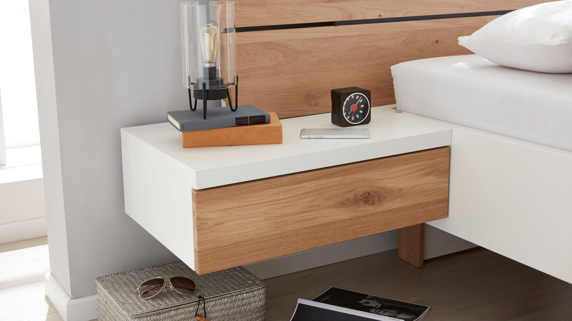 Nachtkommode Interliving aus Holz in Holzfarben Interliving Schlafzimmer Serie 1019 – Hängekonsole Wildeiche & weißer Mattlack – eine Schublade, links