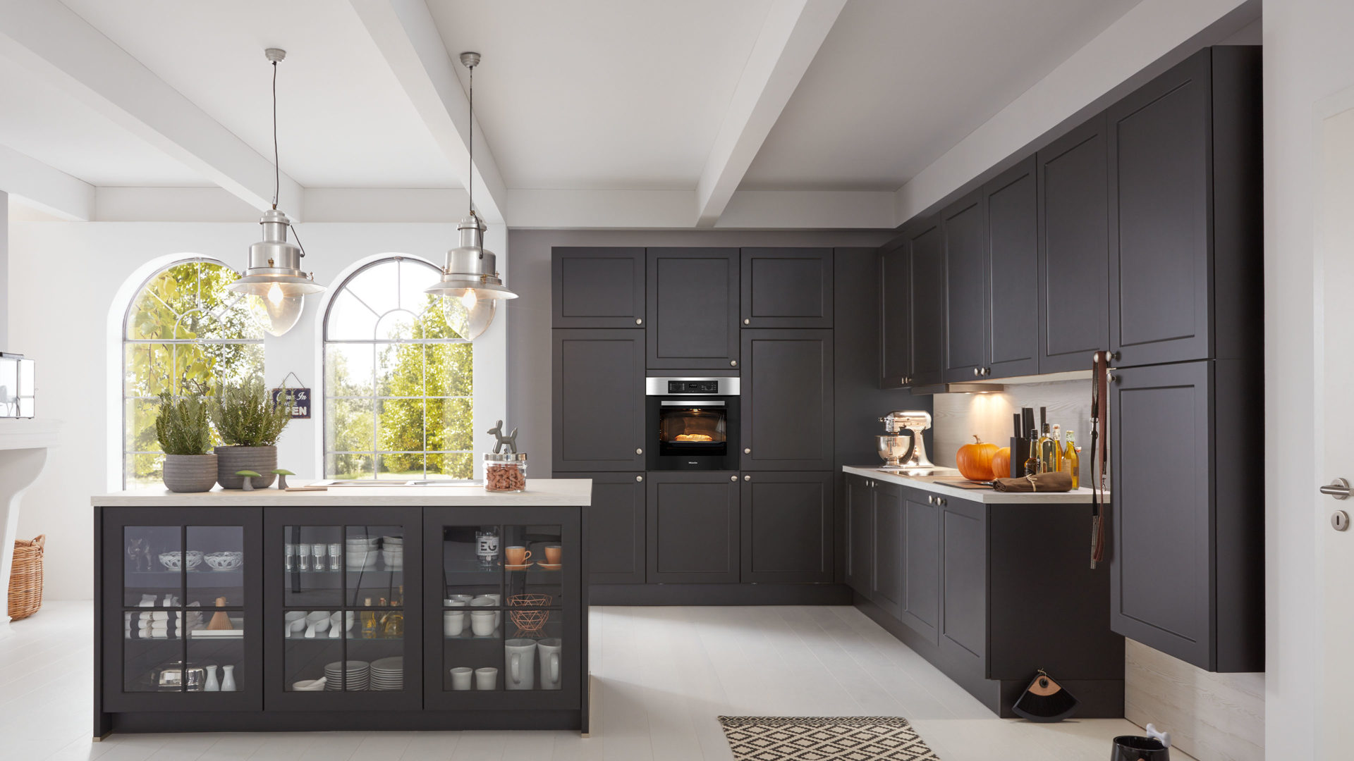 WERT-KÜCHE Einbauküche Vivien mit MIELE Backofen, Lavaschwarz Satin & Pinie gekalkt – zweizeilig WERT-KÜCHE Einbauküche Vivien mit MIELE Backofen, Lavaschwarz Satin & Pinie gekalkt – zweizeilig