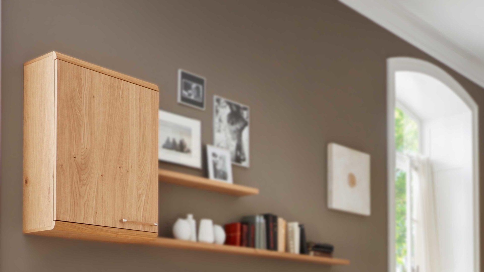 Interliving Schlafzimmer Serie 16 – Hängeschrank 16, Wildeiche-Echtholzfurnier – eine Tür, rechts Interliving Schlafzimmer Serie 16 – Hängeschrank 16, Wildeiche-Echtholzfurnier – eine Tür, rechts