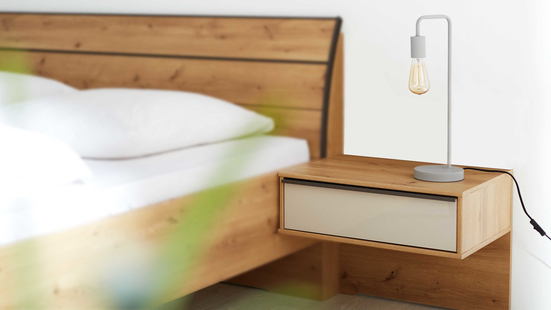 Nachtkommode Interliving aus Holz in Hellgrau Interliving Kleiderschrank Serie 1205 – Nachtkonsole 526 eine Schublade - Champagner & Eiche Bianco