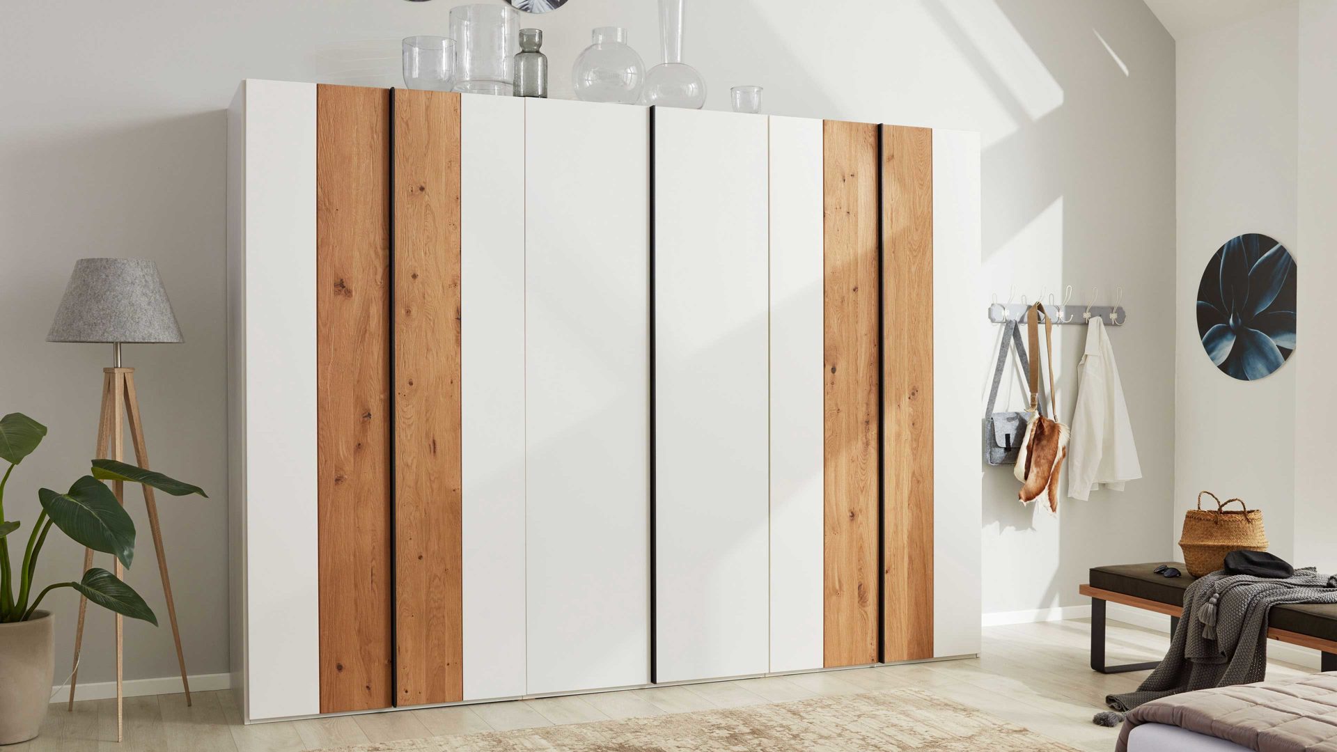 Kleiderschrank Interliving aus Holz in Weiß Interliving Schlafzimmer Serie 1019 – Kleiderschrank 523062 Wildeiche & weißer Mattlack – sechs Türen, Breite ca. 299 cm