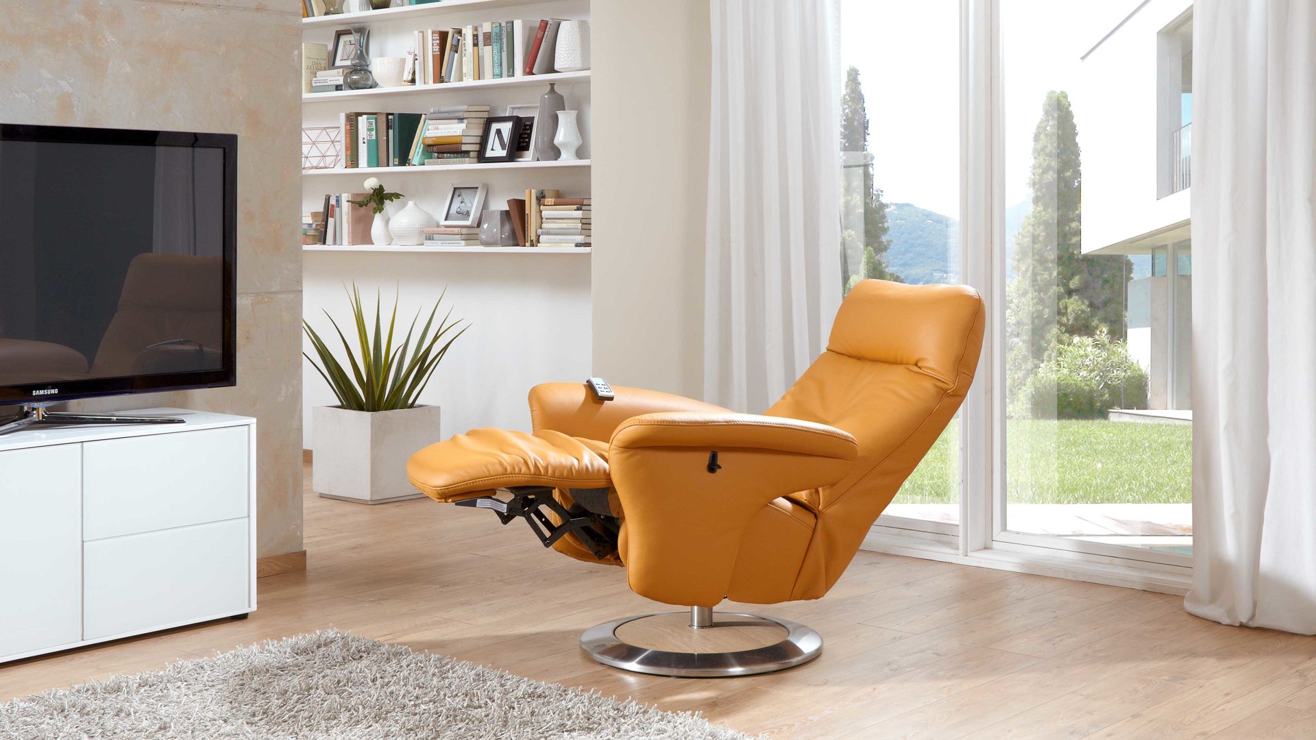 Relaxsessel comfortmaster besser sitzen, liegen, leben aus Leder in Orange Comfortmaster 7503 - Easy-Swing-Sessel 41D ein Motor - safranfarbenes LongLife-Leder Rustika & Holz-Tellerfuß