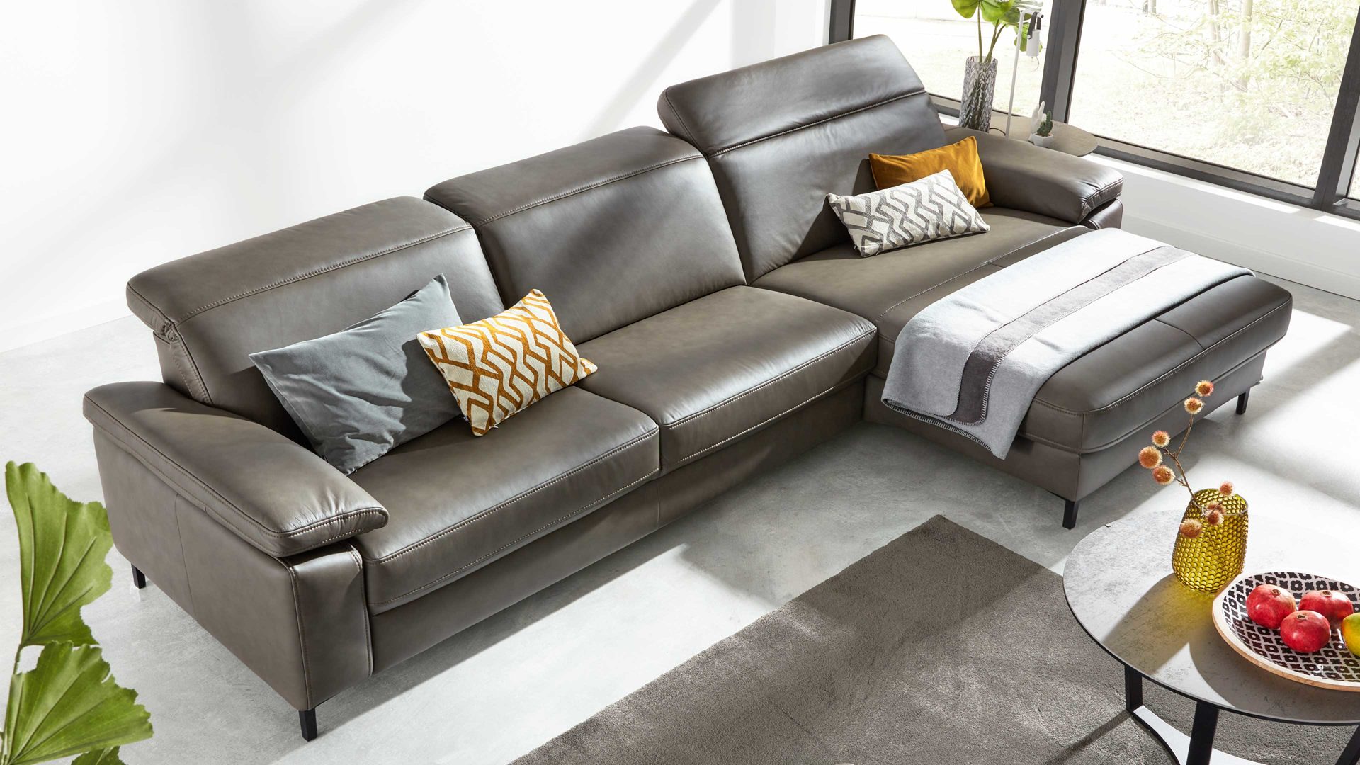 Ecksofa Interliving aus Leder in Grau Interliving Sofa Serie 4054 – Ecksofa steingrauer LongLife-Leder Vivre & schwarze Metallfüße – Stellfläche ca. 347 x 176 cm