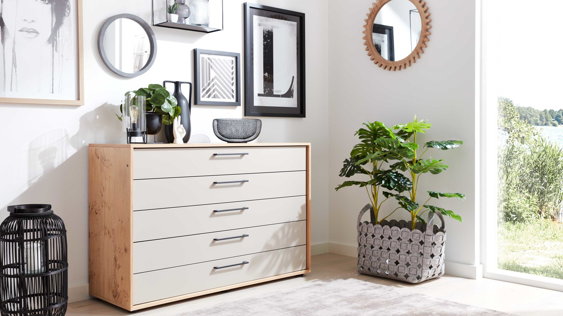Schubladenkommode Interliving aus Holz in Weiß Interliving Schlafzimmer Serie 1023 – Schubladenkommode 55006 Weiß & Balkeneiche - fünf Schubladen, Breite ca. 124 cm