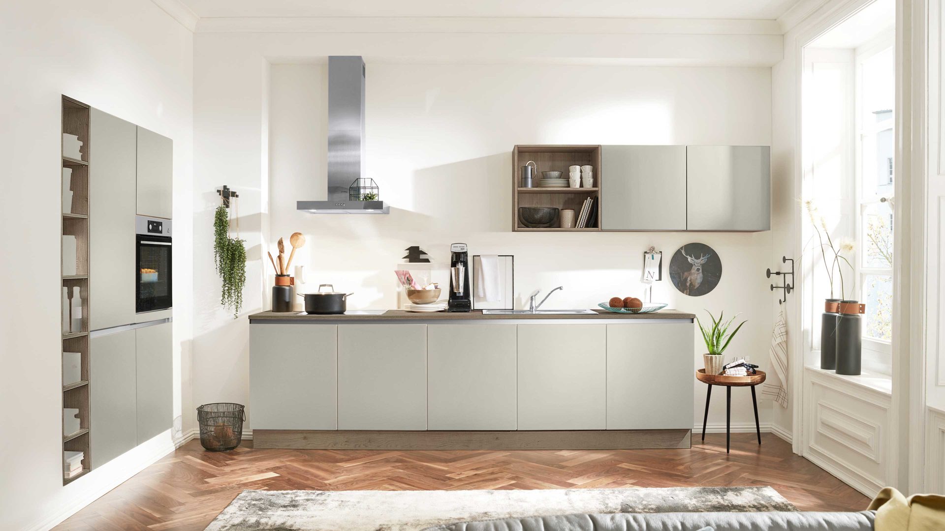 Einbauküche Interliving aus Holz in Grau Interliving Küche Serie 3053 mit AEG-Einbaugeräten Platingrau & Eiche Graphit Silber - zweizeilig