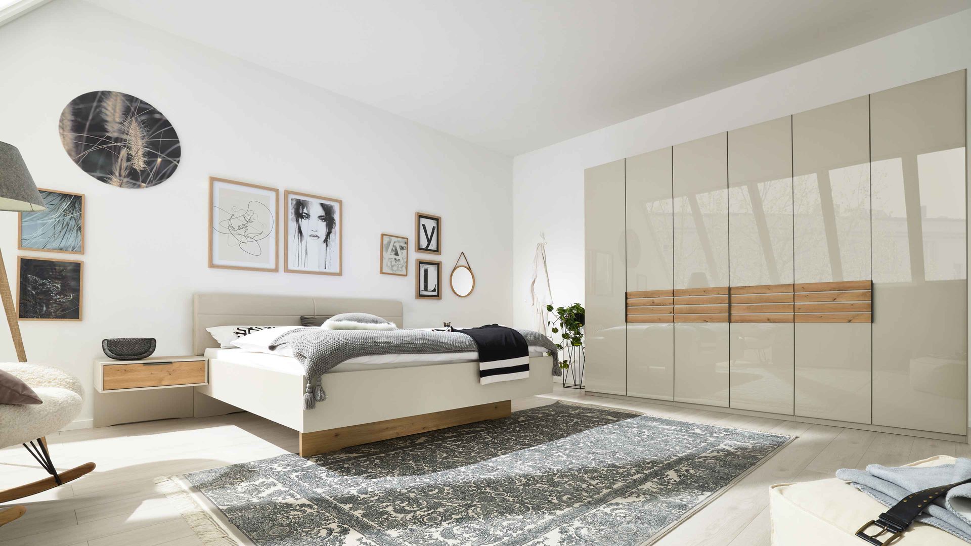 Komplettzimmer Interliving aus Holz in Hellgrau Interliving Schlafzimmer Serie 1026 – Komplettzimmer 003 Champagner & Eiche bianco - vierteilig