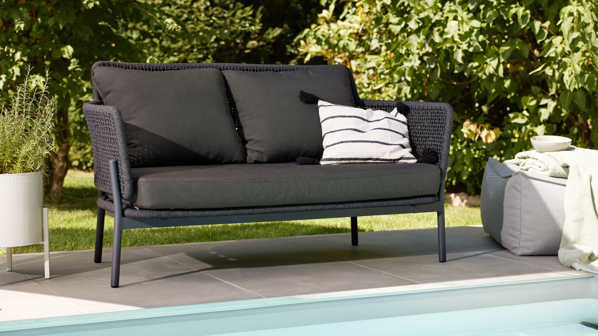 Gartensofa Interliving aus Kunstfaser in Dunkelgrau Interliving Gartenmöbel Serie 7005 - Zweisitzer graues Kordelgeflecht & dunkelgrauer Olefinbezug - Breite ca. 136 cm