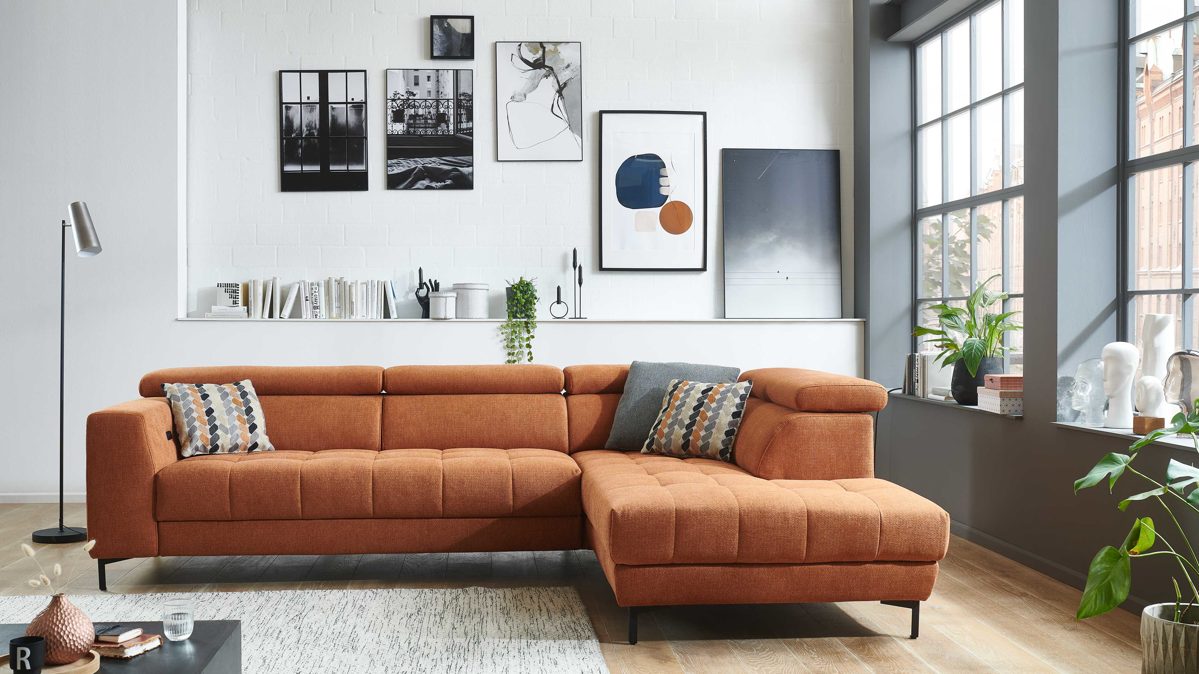 Ecksofa KAWOO aus Stoff in Orange KAWOO Serie 7567 - Ecksofa Signal-oranger Strukturstoff TCM 727 & schwarze Metallfüße S17 - ca. 293 x 201 cm