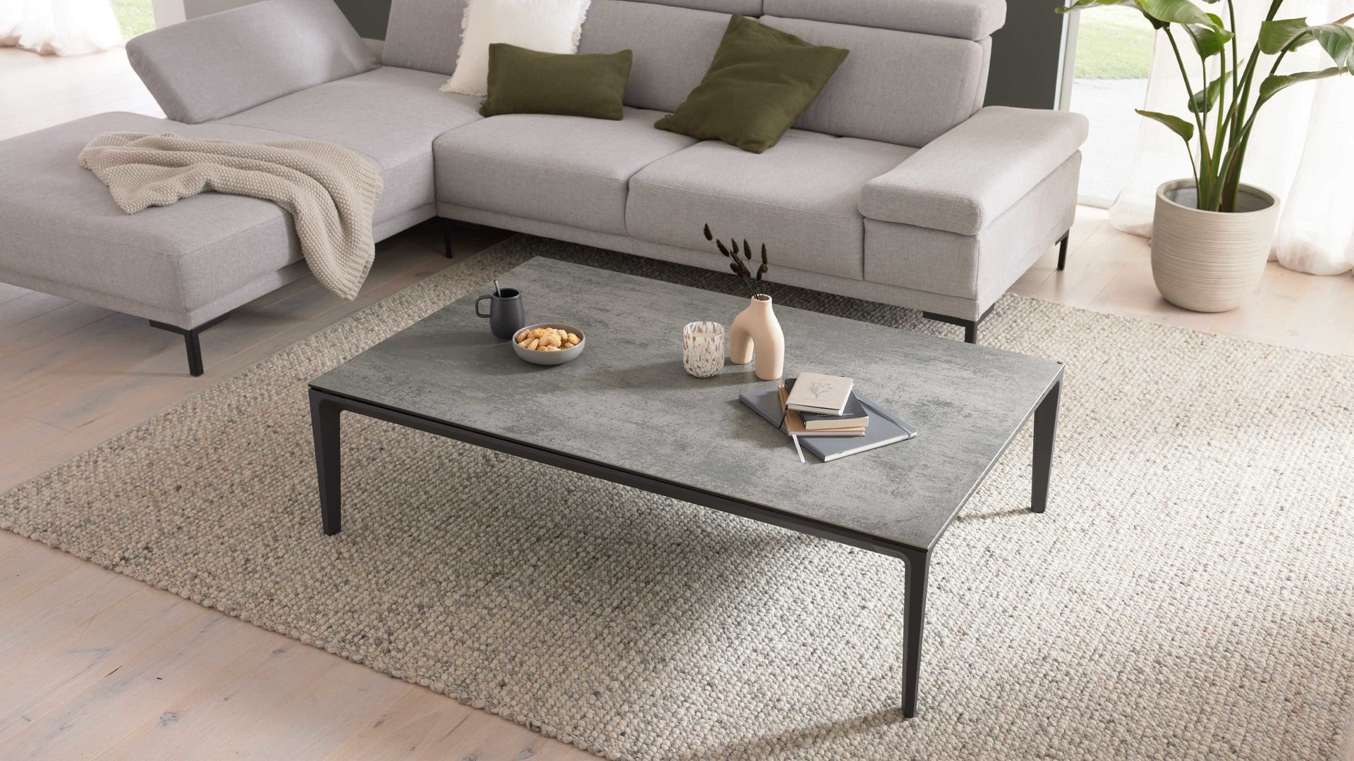 Couchtisch Interliving aus Keramik in Grau Interliving Couchtisch Serie 6222 silbergraue Keramik & schwarzer Stahl - ca. 140 x 90 cm