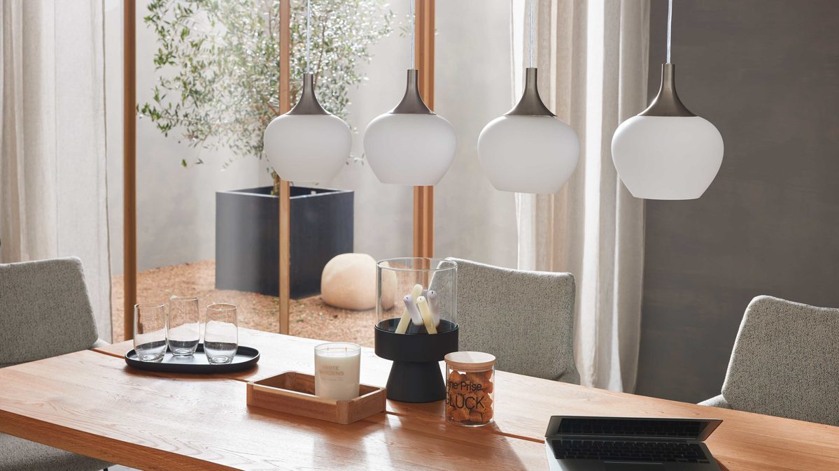 Pendelleuchte Interliving aus Glas in Weiß  Opalglas & Nickel – Länge ca. 100 cm