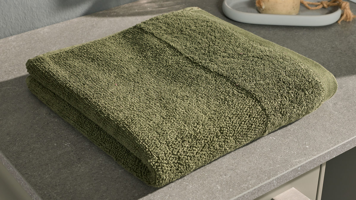 Handtuch Interliving aus Naturfaser in Dunkelgrün Interliving Handtuch Serie 9108 - Handtuch olivgrüne Baumwolle  - ca. 60 x 110 cm
