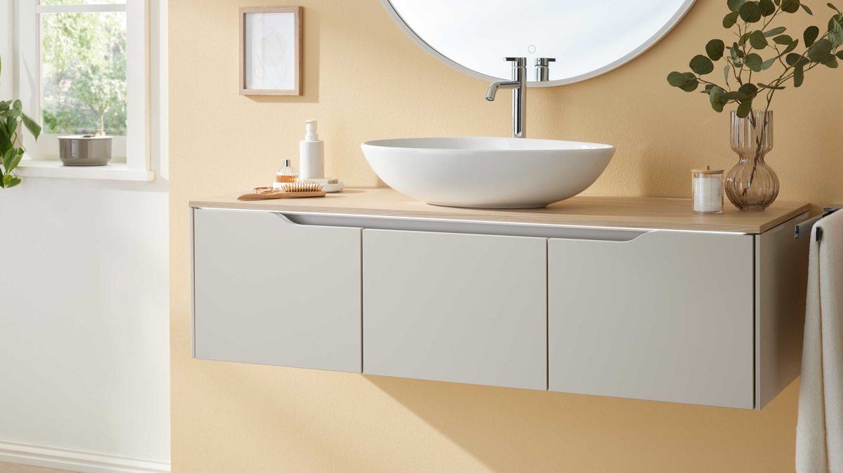 Waschtisch-Set / Waschbecken-Set Interliving aus Holz in Hellgrau Interliving Bad Serie 7969 - Badmöbel-Set Basis sandfarbenes Lacklaminat & Eiche Como - Länge ca. 138 cm