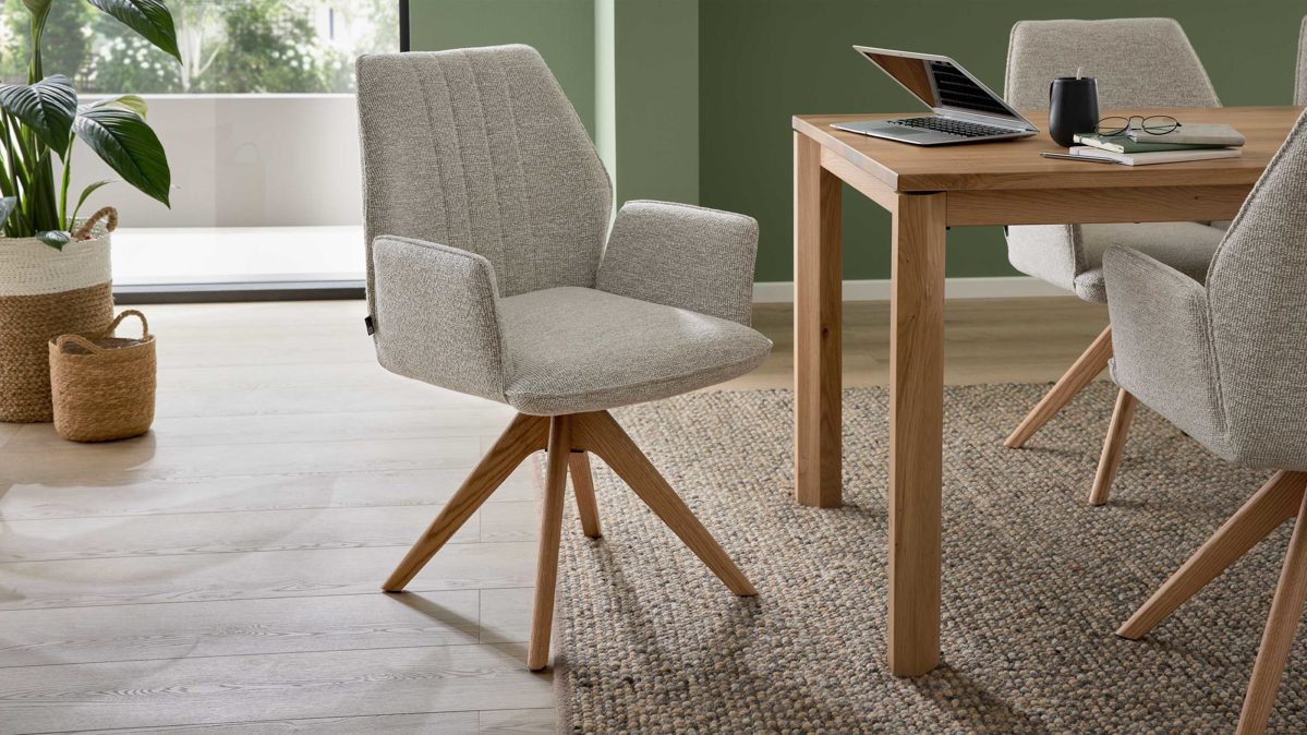 Polsterstuhl Interliving aus Stoff in Weiß Interliving Esszimmer Serie 5102 – Armlehnstuhl U512 mit Drehfunktion Eiche bianco & leinenfarbener Jacquard Lodge L07