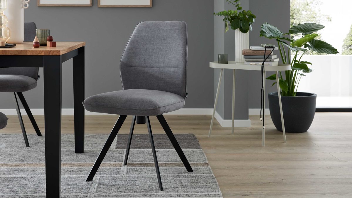Polsterstuhl Interliving aus Stoff in Grau Interliving Esszimmer Serie 5102 – Polsterstuhl U321 mit Drehfunktion kieselfarbener Webstoff Tirol & schwarzes Eisen