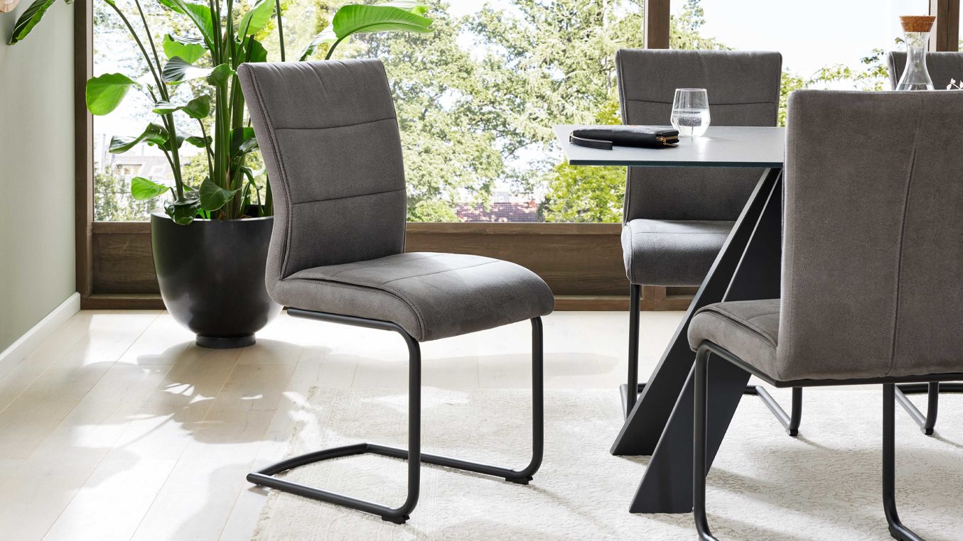 Schwingstuhl Interliving aus Kunstfaser in Dunkelgrau Interliving Esszimmer Serie 5122 – Schwingstuhl onyxschwarze Mikrofaser & mattschwarzes Metall