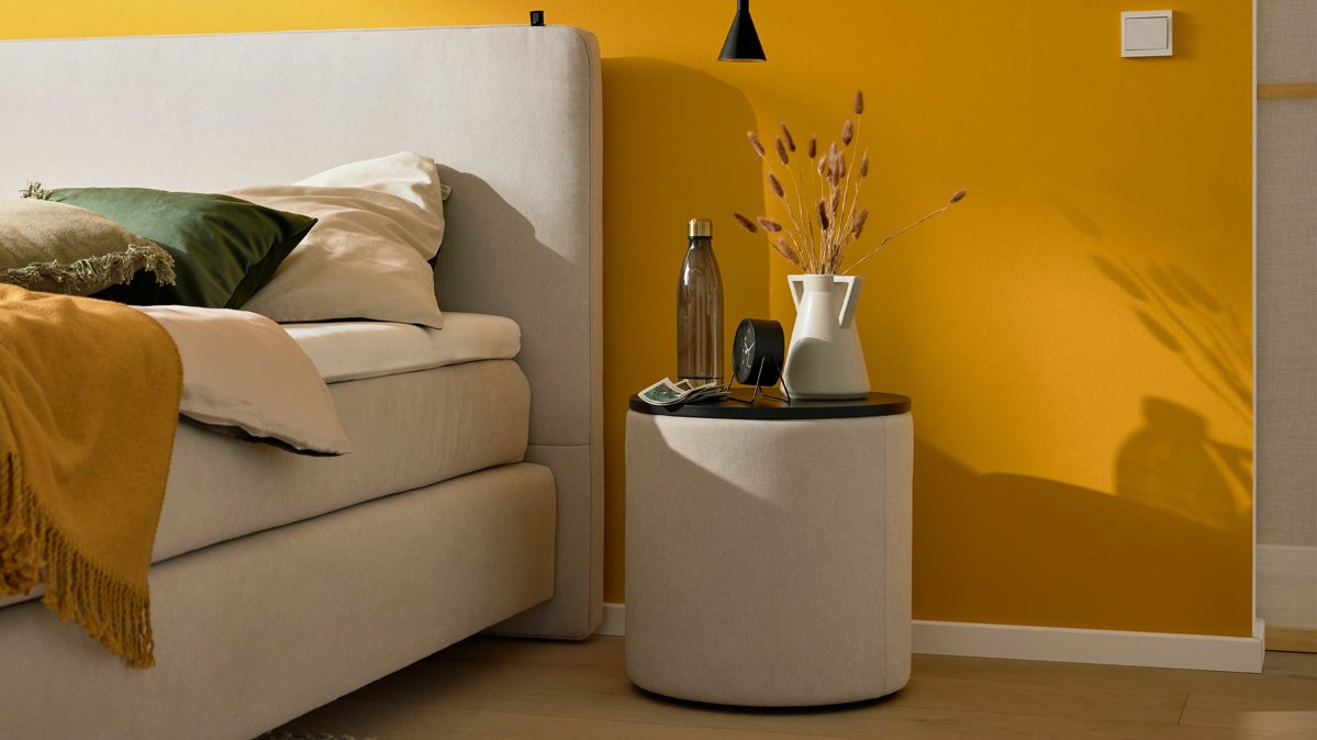 Nachttisch Interliving aus Stoff in Beige Interliving Boxspringbett Serie 1420 - Nachtkonsole naturfarbener Stoffbezug Cleo & schwarzes Holz