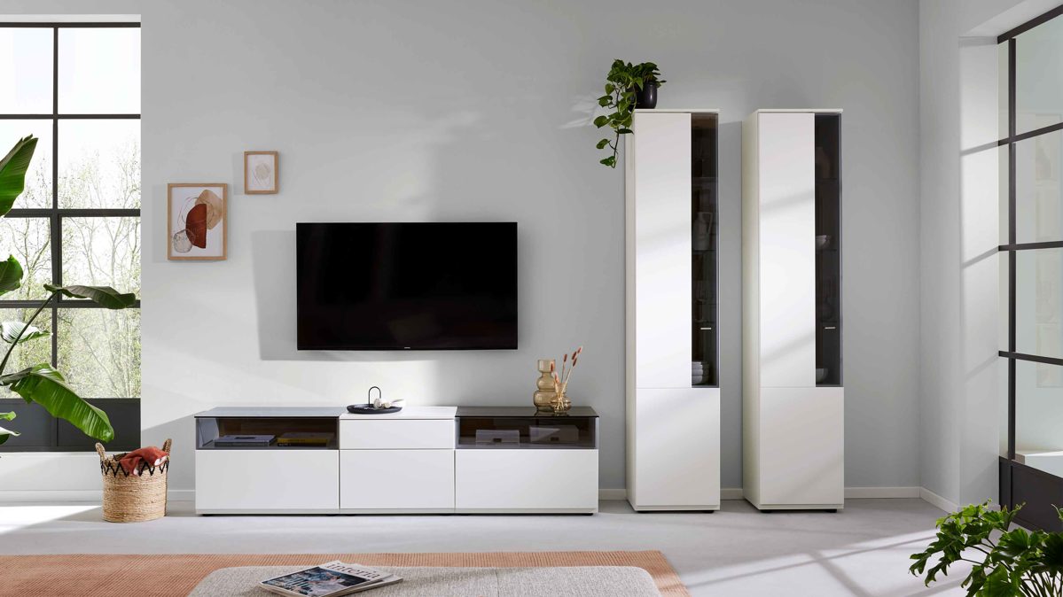 Wohnwand Interliving aus Holz in Weiß Interliving Wohnzimmer Serie 2031 - Wohnwand EB33001 Tonweiß & graues Glas - Länge ca. 330 cm