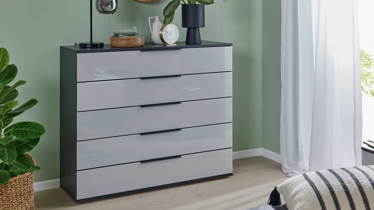 Schubladenkommode Interliving aus Holz in Hellgrau Interliving Schlafzimmer Serie 1210 – Schubladenkommode 550063 Seidengrau & Basalt - fünf Schubladen, Breite ca. 120 cm