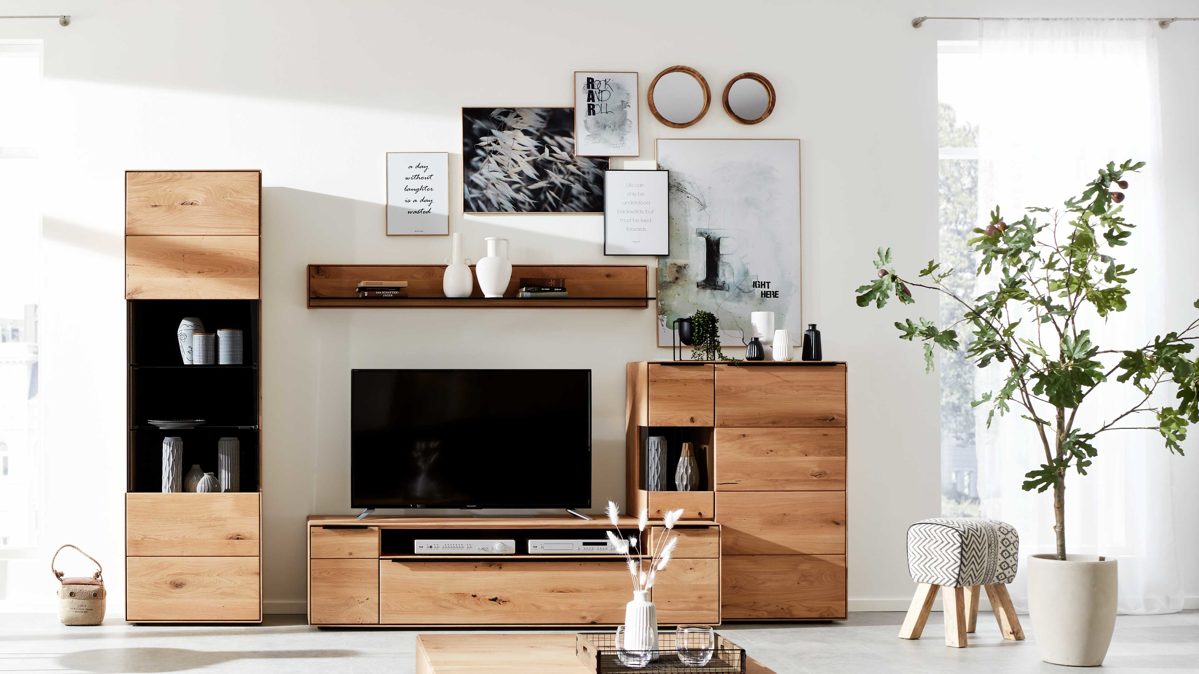 Wohnwand Interliving aus Holz in Holzfarben Interliving Wohnzimmer Serie 2020 - Wohnwand V15127 Asteiche & Risseiche – vierteilig, Breite ca. 329 cm