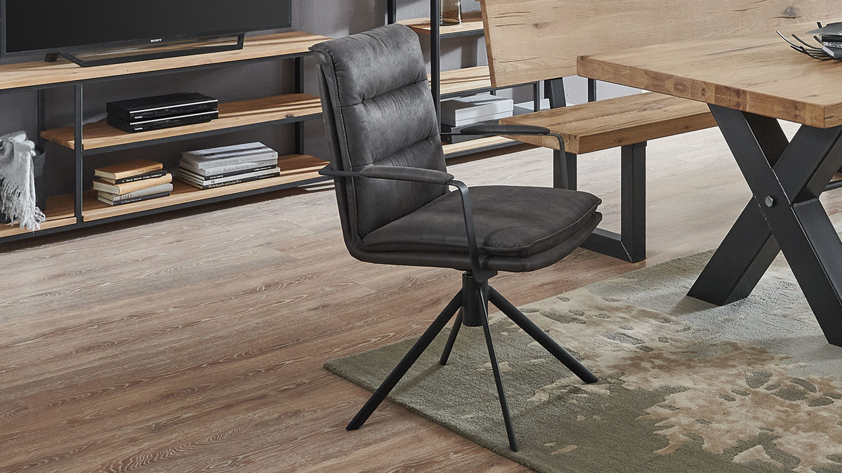 Vierfußstuhl WOODS & TRENDS aus Stoff in Anthrazit WOODS & TRENDS Vintage-Dining - Armlehnstuhl 2432 anthrazitfarbene Mikrofaser Island & schwarzes Eisen