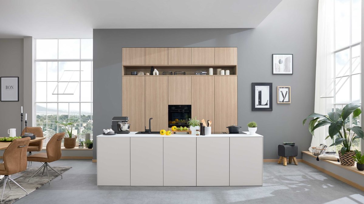 Einbauküche Interliving aus Holz in Beige Interliving Küche Serie 3085 mit SIEMENS Einbaugeräten Sahara & Natureiche – zweizeilig