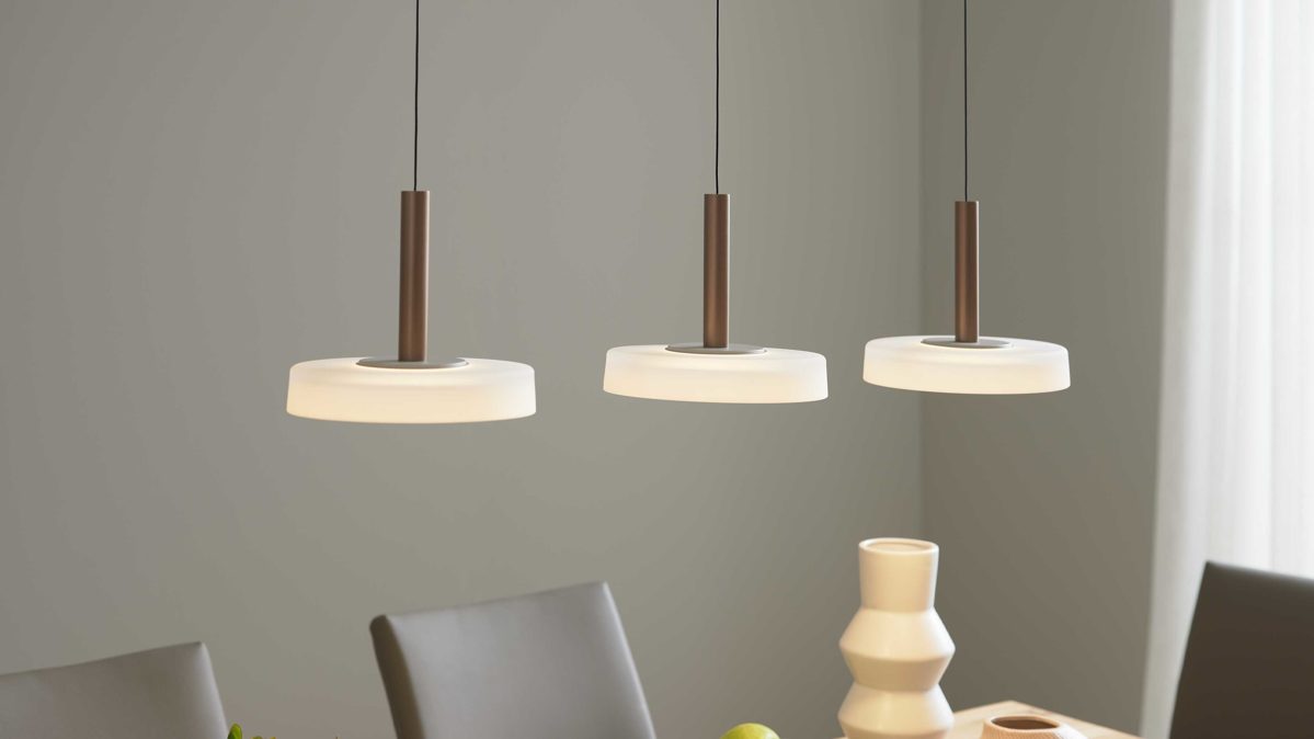 Pendelleuchte Interliving aus Metall in Hellgrau Interliving Leuchten Serie 9351 - Hängelampe warmgraues & kaffeefarbenes Metall - drei Lampenschirme