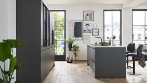 Einbauküche Interliving aus Holz in Schwarz Interliving Küche Serie 3088 mit AEG-Einbaugeräten Graphit – zweizeilig