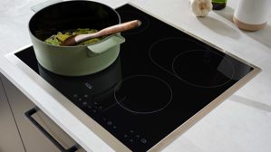 Einbauküche Interliving aus Holz in Schwarz Interliving Küche Serie 3088 mit AEG-Einbaugeräten Graphit – zweizeilig