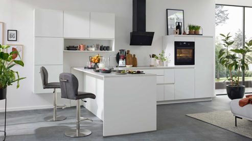 Einbauküche Interliving aus Holz in Weiß Interliving Küche Serie 3089 mit AEG-Einbaugeräten Weiß – Stellfläche ca. 220 x 480 cm