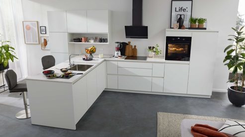 Einbauküche Interliving aus Holz in Weiß Interliving Küche Serie 3089 mit AEG-Einbaugeräten Weiß – Stellfläche ca. 220 x 480 cm