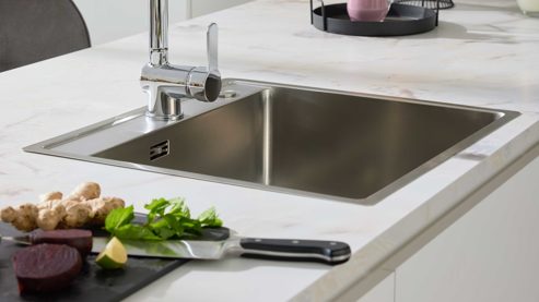 Einbauküche Interliving aus Holz in Weiß Interliving Küche Serie 3089 mit AEG-Einbaugeräten Weiß – Stellfläche ca. 220 x 480 cm