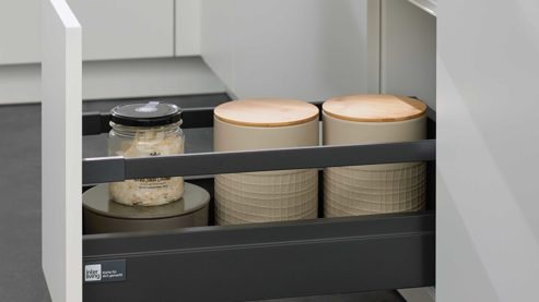 Einbauküche Interliving aus Holz in Weiß Interliving Küche Serie 3089 mit AEG-Einbaugeräten Weiß – Stellfläche ca. 220 x 480 cm