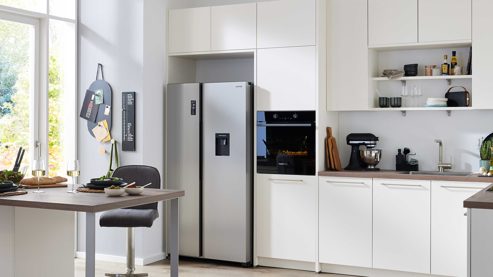 Einbauküche Interliving aus Holz in Weiß Interliving Küche Serie 3090 mit gorenje-Einbaugeräten Magnolia – zweizeilig