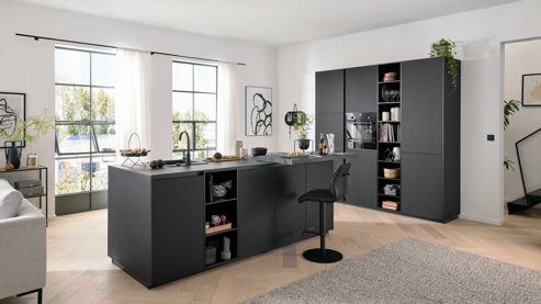 Einbauküche Interliving aus Holz in Schwarz Interliving Küche Serie 3091 mit SIEMENS Einbaugeräten Schwarz - zweizeilig