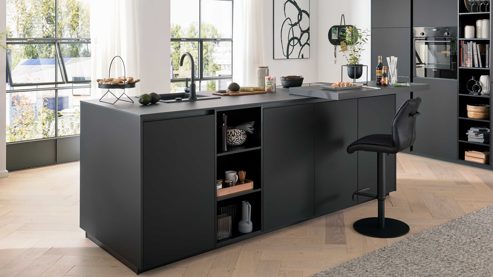 Einbauküche Interliving aus Holz in Schwarz Interliving Küche Serie 3091 mit SIEMENS Einbaugeräten Schwarz - zweizeilig