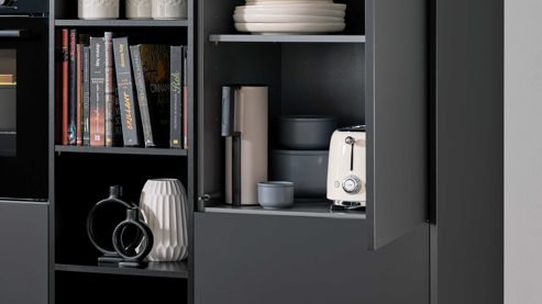 Einbauküche Interliving aus Holz in Schwarz Interliving Küche Serie 3091 mit SIEMENS Einbaugeräten Schwarz - zweizeilig