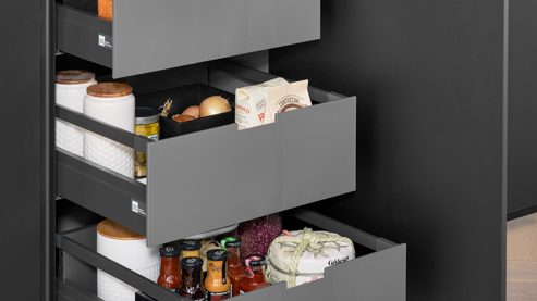 Einbauküche Interliving aus Holz in Schwarz Interliving Küche Serie 3091 mit SIEMENS Einbaugeräten Schwarz - zweizeilig