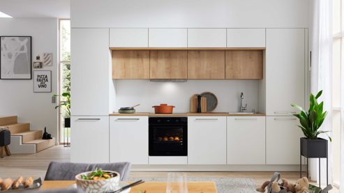 Einbauküche Interliving aus Holz in Weiß Interliving Küche Serie 3094 mit Garderobenschränken Mattweiß & Chalet Eiche