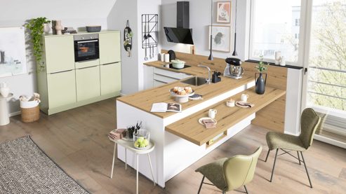 Einbauküche Interliving aus Holz in Weiß Interliving Küche Serie 3071 mit Constructa-Einbaugeräten Arcticweiß & Avocado - zweizeilig