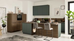 Einbauküche Interliving aus Holz in Dunkelgrün Interliving Küche Serie 3083 mit AEG Einbaugeräten Black Green & Nussbaum Kuba  - dreizeilig