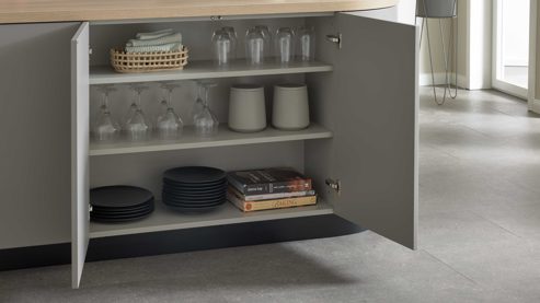 Einbauküche WERT KÜCHE® aus Holz in Grau WERT KÜCHE® Christin mit AEG Einbaugeräten Kaschmirbraun & Sandeiche – zweizeilig