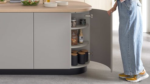 Einbauküche WERT KÜCHE® aus Holz in Grau WERT KÜCHE® Christin mit AEG Einbaugeräten Kaschmirbraun & Sandeiche – zweizeilig